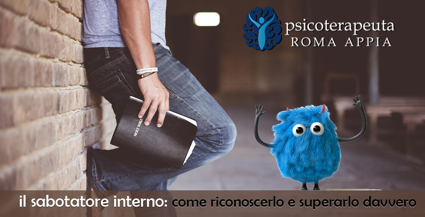 Ci sono momenti in cui tutto sembra essere al proprio posto. Hai un obiettivo chiaro in mente, senti l’energia giusta, magari ti sei anche ritagliata/o il tempo necessario per iniziare quel progetto che rimandi da tempo. Eppure… qualcosa va storto. Ti distrai, perdi motivazione, ti sembra di non essere abbastanza preparata/o, oppure rinvii ancora una volta. Quante volte ti è capitato? Mi è successo anche di recente. Avevo finalmente deciso di dedicarmi a un cambiamento importante nella mia vita, qualcosa che desideravo da tempo. Eppure, proprio quando sembrava tutto pronto, ho cominciato a mettere in discussione ogni cosa: -“E se poi non funziona?” -“Forse non è il momento giusto” -“Potrei combinare un disastro” Ho riconosciuto quella voce. La conosco bene. È il mio sabotatore interno. In questo periodo, dedicato al benessere e alla salute psicofisica, ho pensato fosse il momento giusto per parlare apertamente di autosabotaggio. È un tema che emerge spesso in terapia, ma anche nelle conversazioni quotidiane, nelle nostre riflessioni silenziose, nei momenti in cui ci chiediamo perché le cose non vadano come vorremmo. È un fenomeno più comune di quanto si creda e più umano di quanto immaginiamo. Cos’è davvero l’autosabotaggio? L’autosabotaggio è il meccanismo attraverso cui, più o meno consapevolmente, ostacoliamo noi stessi nel raggiungimento di obiettivi e desideri. Può manifestarsi in mille modi: procrastinazione, perfezionismo, autosvalutazione, evitamento, insicurezza, paura di fallire o, paradossalmente, paura di riuscire. Come mai accade tutto questo? Perché, pur volendo sinceramente qualcosa, finiamo per metterci i bastoni tra le ruote? Una possibile risposta sta nella funzione (apparentemente) protettiva del sabotatore interno. Sì, hai letto bene. Quella voce critica che ti dice “Non ce la farai mai” o “Non sei abbastanza brava/o” in realtà cerca di proteggerti. Da cosa? Dal dolore, dalla delusione, dal rischio emotivo. Ma nel tentativo di evitarti una ferita, finisce per limitarti. Prova per un attimo a chiudere gli occhi. Visualizza il tuo sabotatore: che volto ha quella parte di te che tende a sabotarti? Che aspetto ha? È una figura familiare, una versione più giovane di te? Ha la voce di un genitore severo, di un insegnante, di qualcuno che ti ha fatto sentire “sbagliata/o”? Il sabotatore può assumere mille volti, ma il suo scopo è sempre lo stesso: evitare che tu affronti qualcosa che potrebbe farti soffrire. E lo fa in modo subdolo, attraverso il dubbio, la paura, l’immobilità. Si alimenta delle tue esperienze passate, dei tuoi traumi, delle credenze limitanti radicate nell’infanzia. “Non ce la farò mai”: il linguaggio del sabotaggio Frasi come queste suonano familiari? -“Ogni volta che inizio qualcosa, finisce sempre male.” -“Non sono pronta/o.” -“Meglio non provarci, tanto fallirei.” Se sì, il tuo sabotatore è in piena attività. E spesso lavora in coppia con emozioni profonde come paura, senso di colpa, vergogna. La tua mente si riempie di pensieri negativi che minano la fiducia in te stessa/o. Così finisci per sopravvalutare le difficoltà e sottovalutare le tue risorse. Il circolo vizioso spiegato dalla psicologia Leon Festinger, psicologo sociale, ha introdotto il concetto di dissonanza cognitiva per spiegare il disagio che proviamo quando le nostre convinzioni profonde entrano in conflitto con ciò che facciamo o desideriamo fare. Se da un lato vuoi realizzarti, dall’altro temi di non essere all’altezza. Così, pur di non affrontare quella tensione interna, scegli inconsciamente la strada dell’evitamento e quindi dell’autosabotaggio. È un po’ come quella mosca che sbatte sempre contro lo stesso vetro, senza accorgersi che la finestra accanto è aperta. Continui a tentare la stessa strategia fallimentare, perché cambiare significherebbe affrontare emozioni troppo scomode. Una citazione che illumina il tema “Il più grande nemico del successo non è il fallimento, ma la paura di fallire.” — Paulo Coelho Questa frase racchiude in poche parole l’essenza dell’autosabotaggio: il timore di ciò che potremmo perdere ci impedisce di vedere ciò che potremmo guadagnare. Oppure frase del cartone di Zerocalcare? “Tu l’hai indagata sta cosa con un professionista? Cioè gliel’hai spiegato che quando na cosa può andà liscia, te metti a fa i numeri da circo per falla finì a sangue e me**a? Perché esiste il sabotatore interno? Perché portiamo in noi una parte che ci boicotta e impedisce la realizzazione dei nostri obiettivi e desideri più profondi?